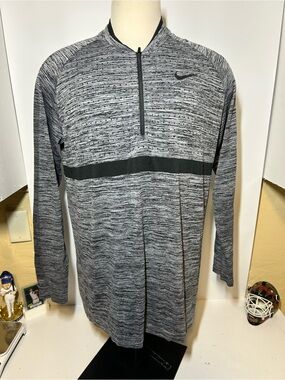Nike Men’s Black and Gray Short-Sleeve-Look Quarter-Zip Tee